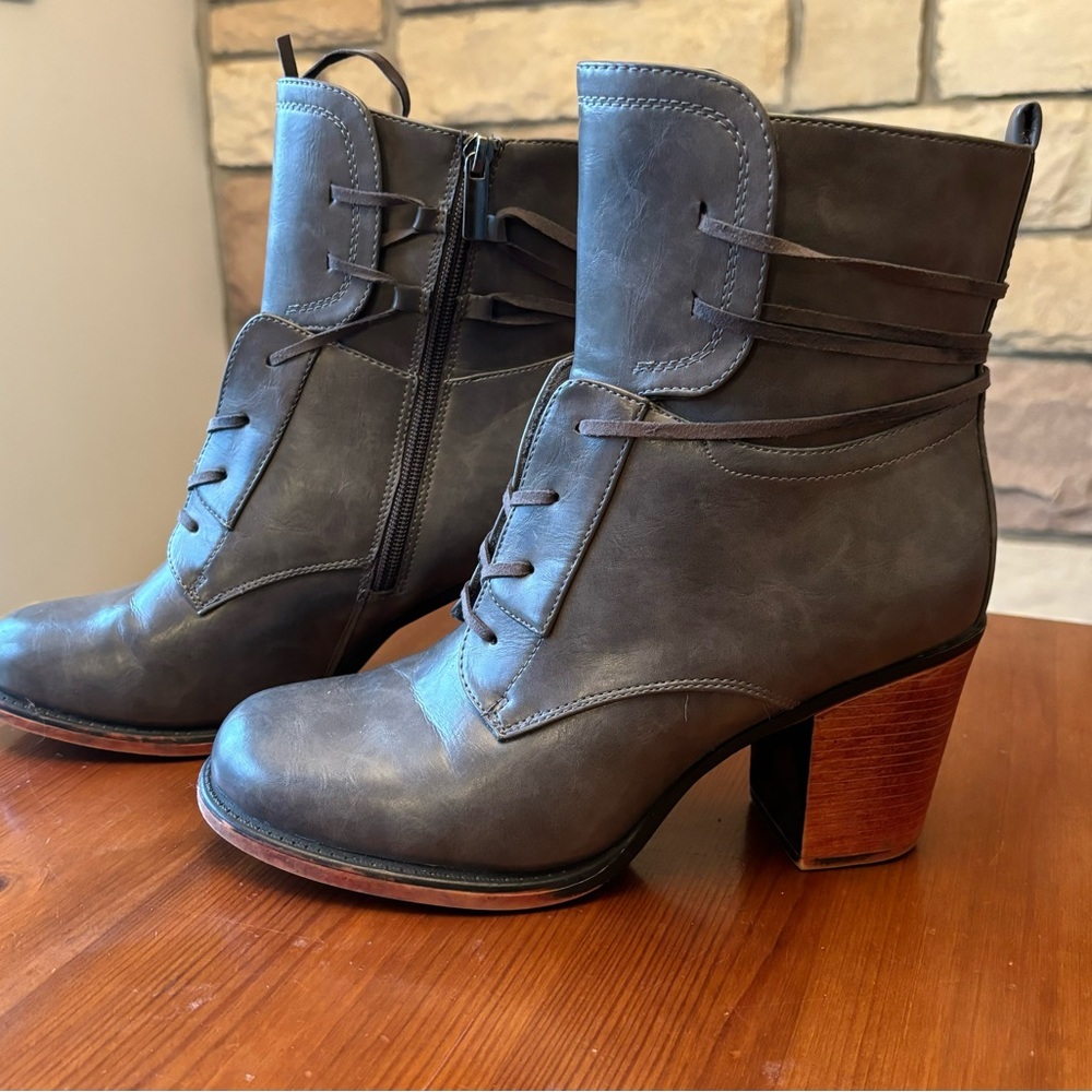 93 VINTAGE GREY HEELED BOOTS, SZ 10